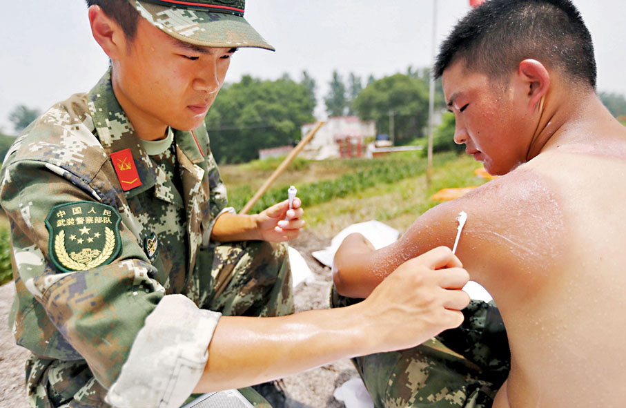 ◆ 被太陽曬傷後會特別敏感，是因為細胞「提醒」我們不要再傷害自己。圖為嚴重曬傷的武警官兵。 資料圖片