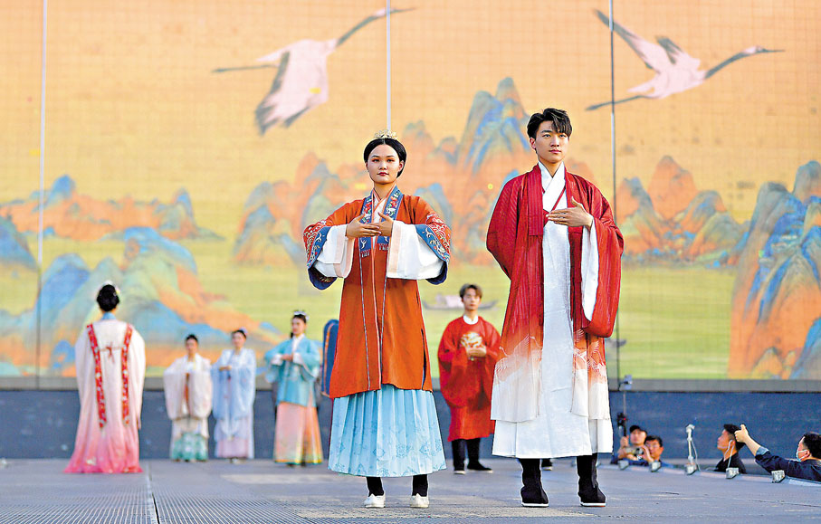 ◆華服走秀在西安大唐不夜城步行街舉行。