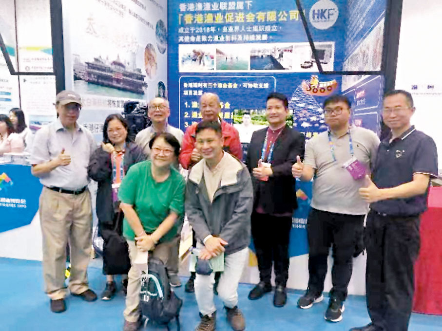 ◆香港漁業聯盟主席姜紹輝（後排左三）表示，內地漁業規模和水平大幅提升，香港宜加大力度開拓漁業資源。香港文匯報 深圳傳真