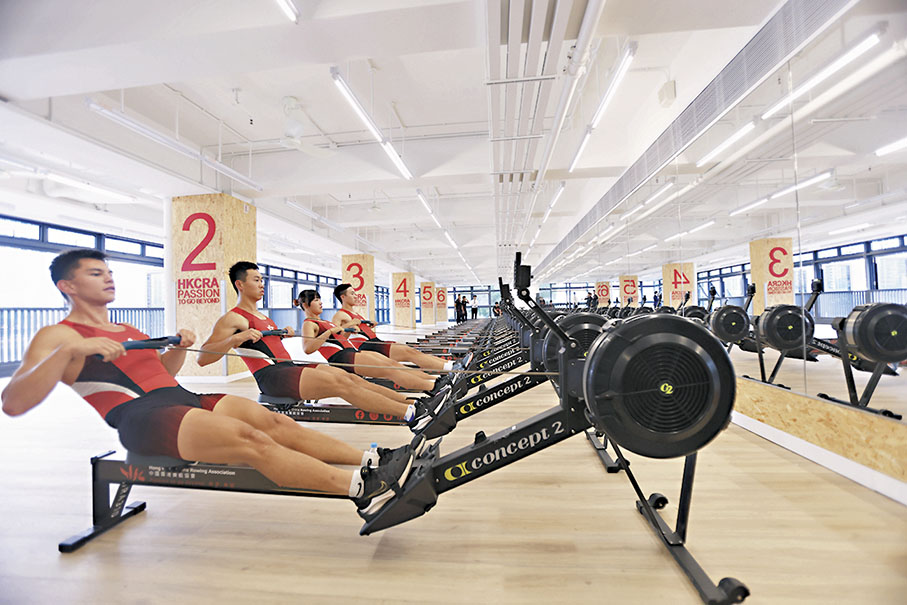 ◆賽艇中心內提供專業的划艇機。  香港中通社