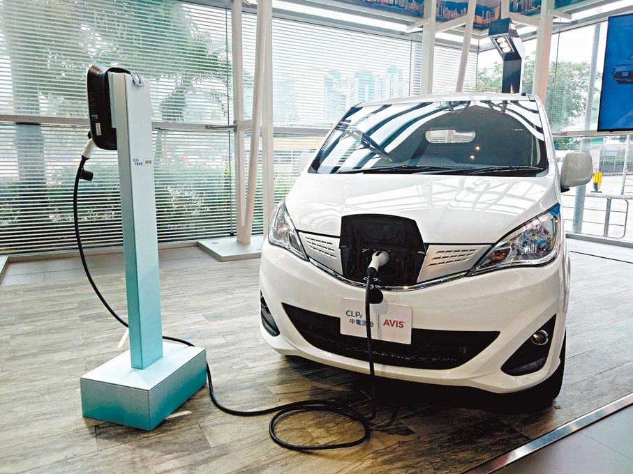 ◆典禮上展示的電動商用車。香港文匯報記者劉明  攝