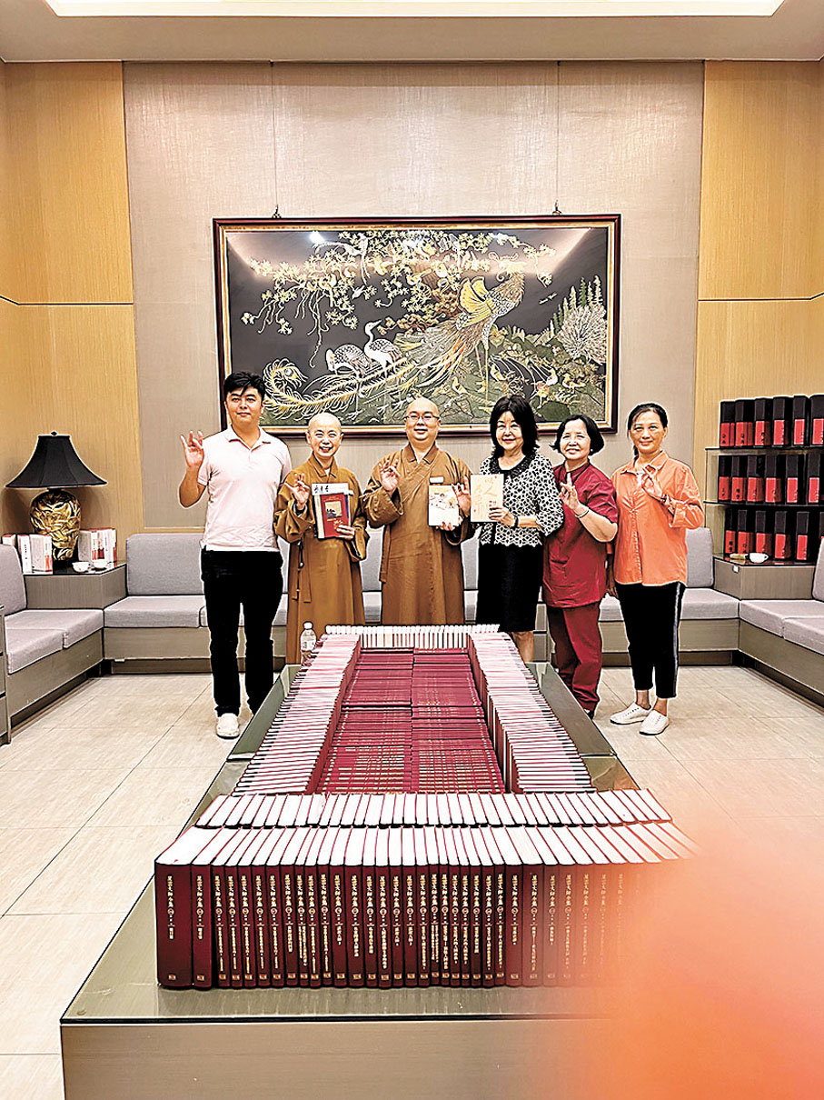 ◆作者一行於佛光山「佛陀紀念館」禮敬大廳一樓，與佛光山義工會會長慧屏法師、佛館副館長永融法師會面。 作者供圖