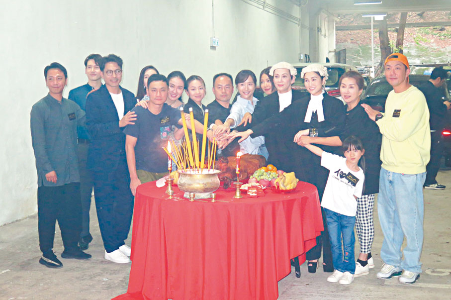 ◆新劇《法與情》昨日舉行開鏡拜神儀式。