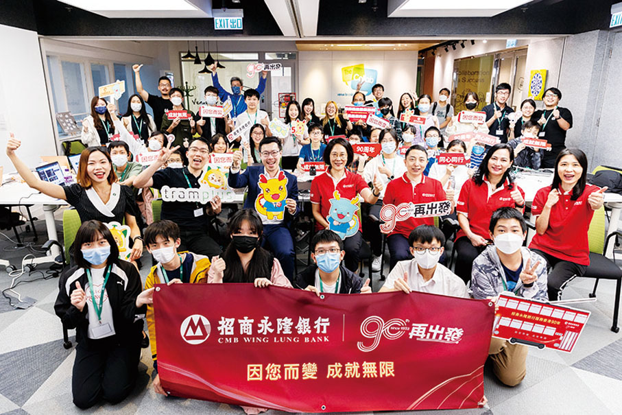 ◆ 招商永隆銀行業務總監邊琳（第二排中）及tramplus總經理張永恒（第二排左三）與一眾課程導師及學生合照。