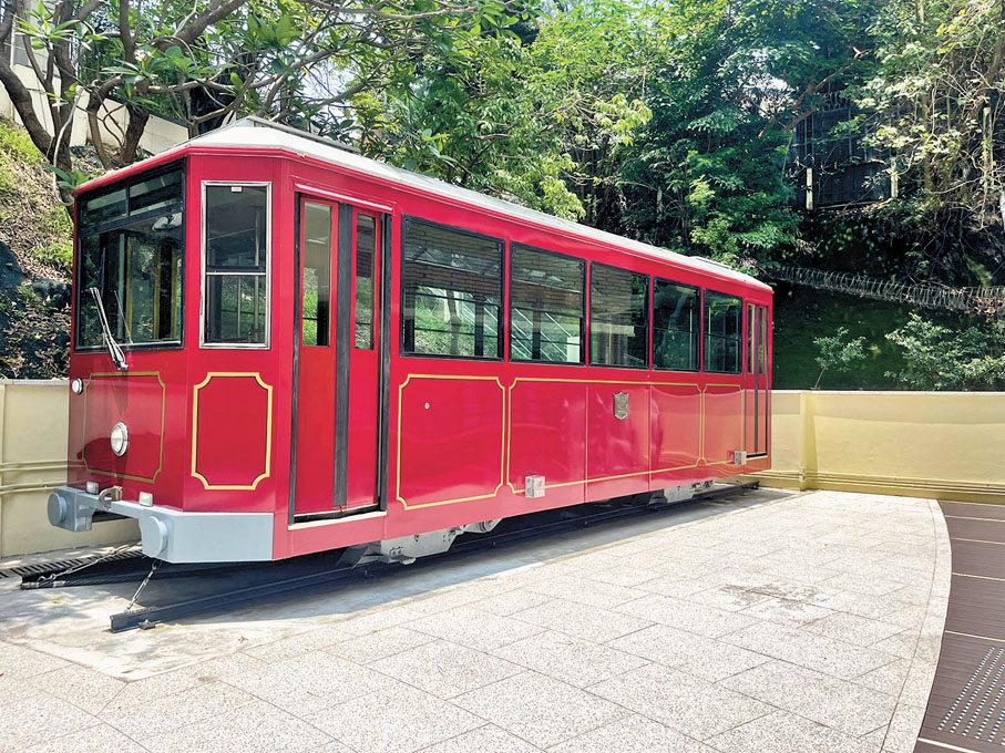 ◆展館內庭園放有第五代山頂纜車供遊客拍照。香港文匯報記者郭倩  攝