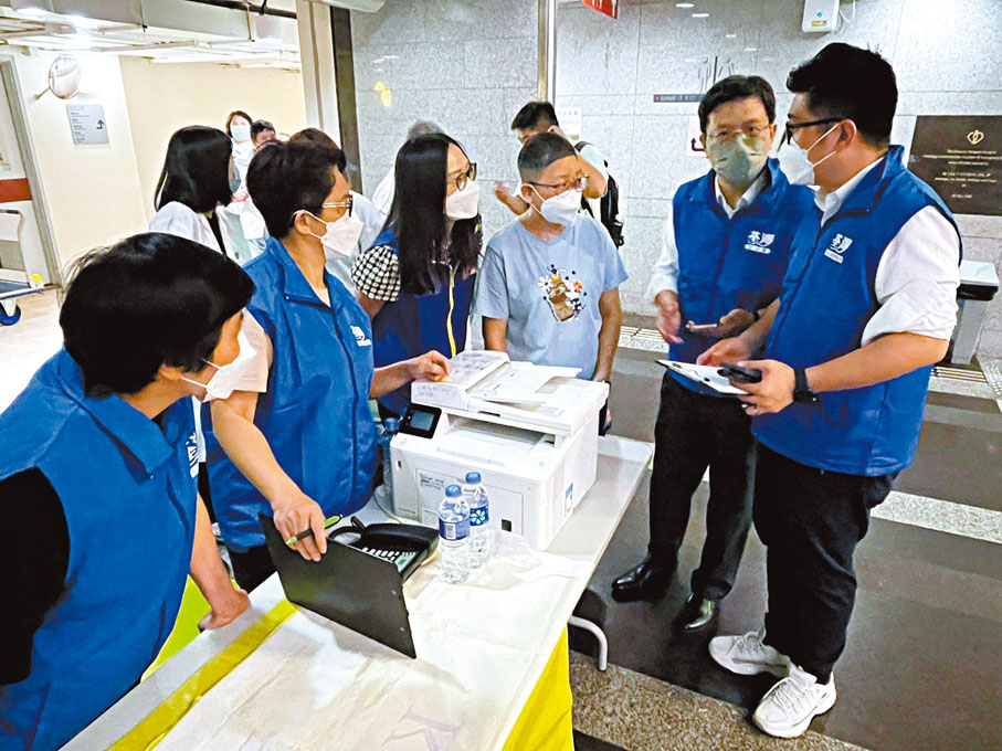 ◆ 荃灣民政事務專員區家盛與荃灣楊屋道區關愛隊，於德士古道交通意外後提供緊急協助，跟進受影響乘客的即時需要。