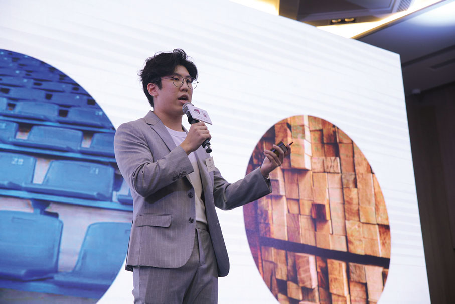 ◆部分HK Tech 300的香港初創企業亦遠赴吉隆坡參與啟動儀式，與一眾嘉賓交流，開拓商機，當中創冷科技有限公司（i2Cool）創辦人兼城大博士畢業生朱毅豪博士（上圖）、超竹有限公司（Super Bamboo）行政總裁兼城大校友王家鴻（下圖）亦有上台介紹他們的科創產品。