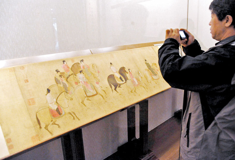 ◆ 唐玄宗晚年寵愛楊貴妃，成為中衰的原因之一。圖為描寫楊貴妃三姐虢國夫人及其眷從盛裝出遊的《虢國夫人遊春圖》。 資料圖片