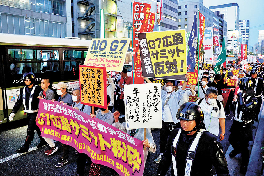 ◆日民眾在廣島和平紀念館附近遊行示威抗議G7。 路透社