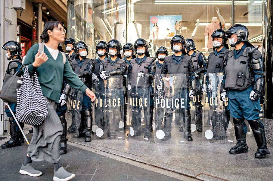 ◆廣島和平紀念公園附近有大批警員站崗。法新社