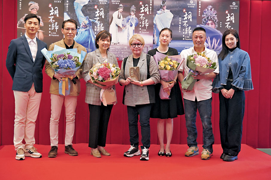 ◆新《胡不歸》主演及冠名贊助商「香港和田玉專門店」老闆歐陽偉傑伉儷(右二)更送上由原石雕製而成之紅樓夢古籍送予施姐賀新《胡不歸》再度重演。