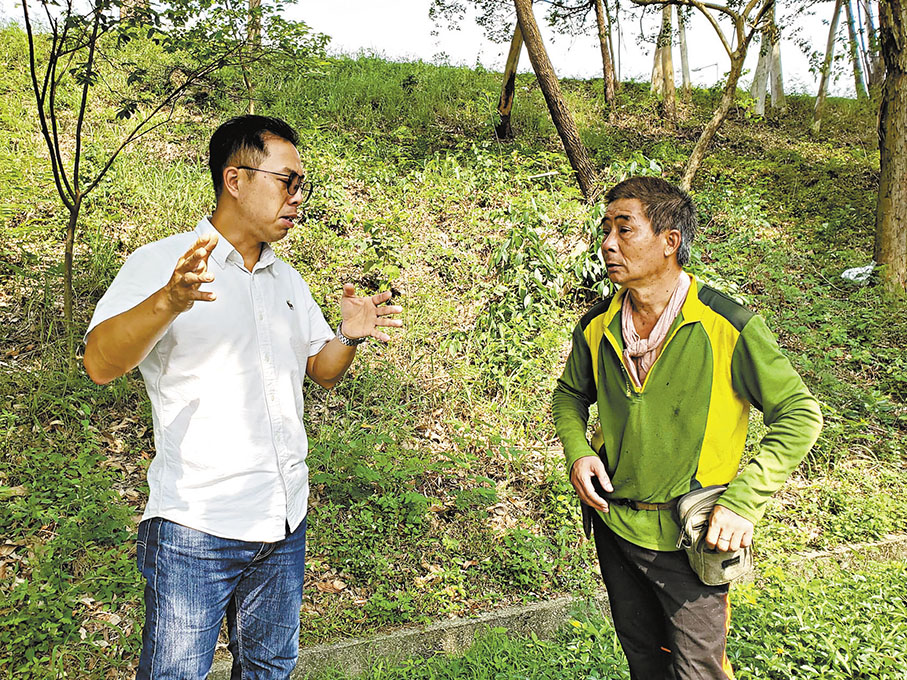 ◆黎家銘(左)表示，園藝工作尤其使用剪草機以及要穿保護衣噴藥的工友，炎熱天氣下工作十分辛苦。 香港文匯報記者文禮願  攝