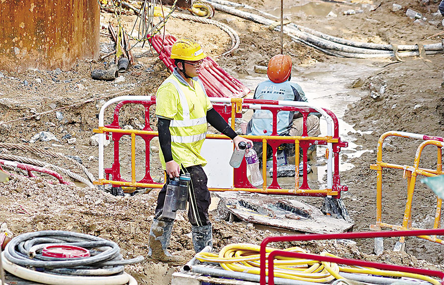 ◆建造業界普遍不反對推行有關預防中暑的指引，但認為推行時間倉促，執行上有困難，不少工友昨早亦不知警告生效。圖為工友備有消暑飲品。 香港文匯報記者曾興偉  攝