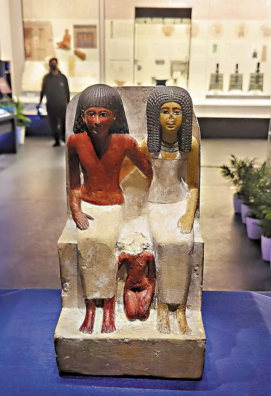 ◆石灰岩雕像（父親保羅、母親穆特、兒子薩穆特） ，古代埃及，新王國時期第18王朝（公元前1550—前1292年），尼羅河流域底比斯墓地出土，意大利都靈埃及博物館藏