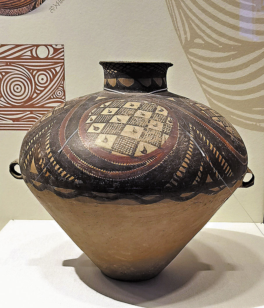 ◆重點文物：雙耳彩陶甕，古代中國，新石器時代馬家窯文化（約公元前3300—前2050年），甘肅省博物館藏