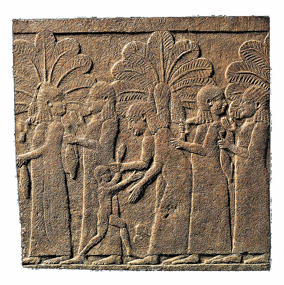 ◆雪花石膏押運囚犯浮雕，古代兩河流域，新亞述帝國亞述巴尼拔時期（公元前669—前631年），底格里斯河流域尼尼微遺址出土，意大利巴拉科古代雕塑博物館藏