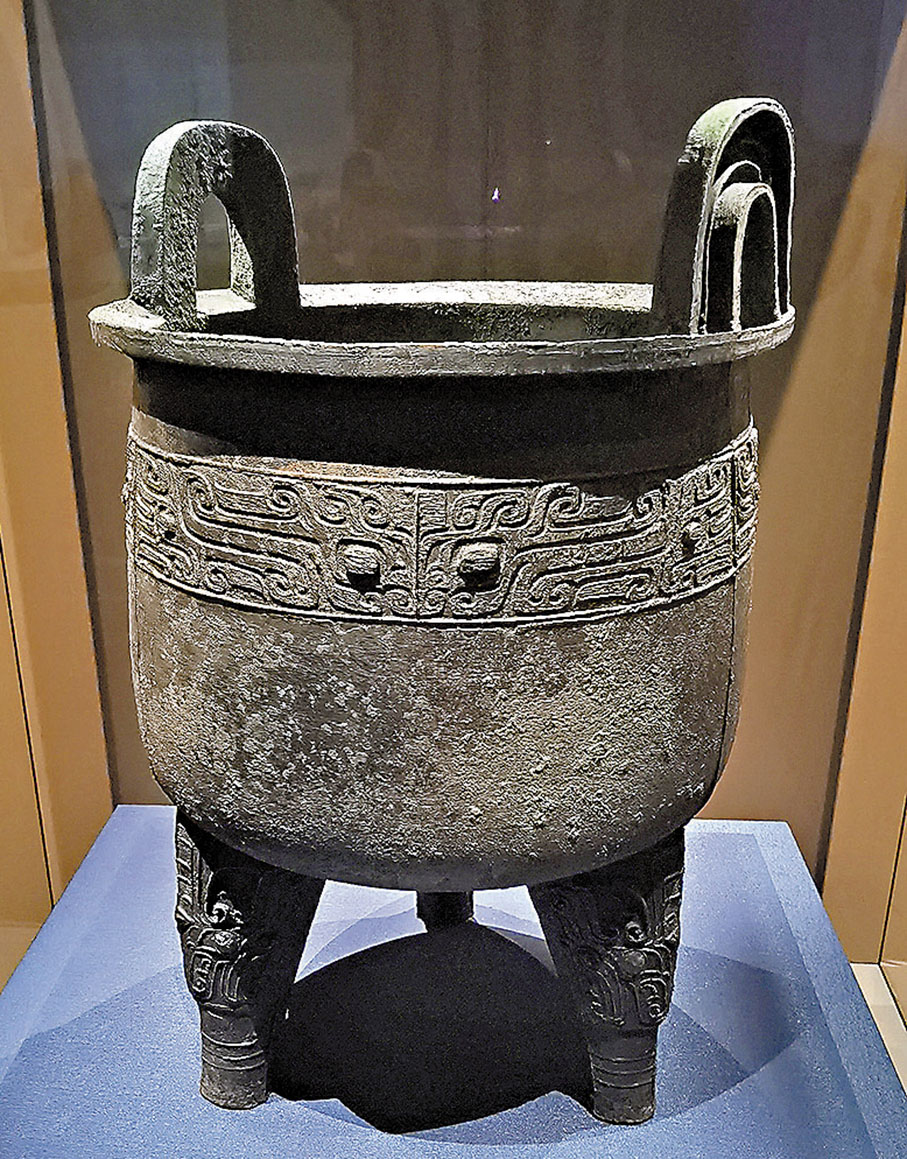 ◆獸面紋圓鼎，古代中國，商代（約公元前1600—前1046年），山西平陸前莊遺址出土，山西博物院藏