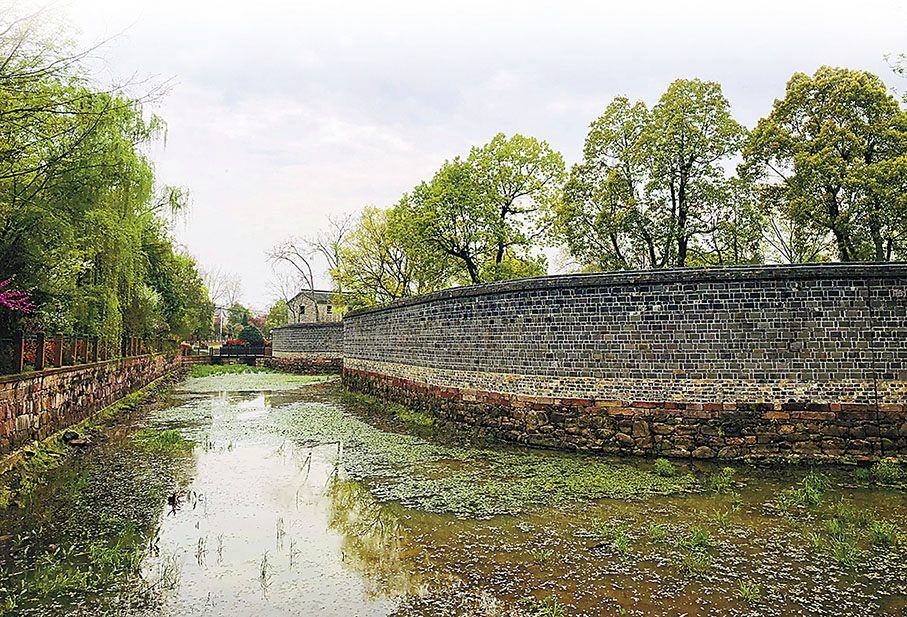 ◆為了增加防禦功能，淮軍圩堡外設計有城牆和壕溝。