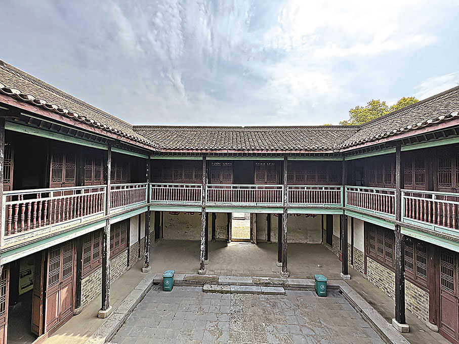 ◆受西方建築影響，唐五房圩的轉心樓採用類似蒂芙尼藍的色彩粉飾建築。