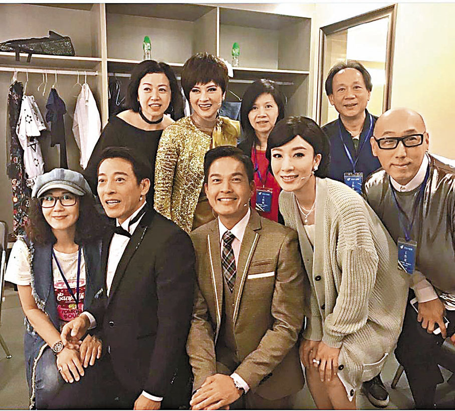 ◆張學潤(前排右一)曾與楊茜堯(前排右二)等人合作《我和春天有個約會》舞台劇。