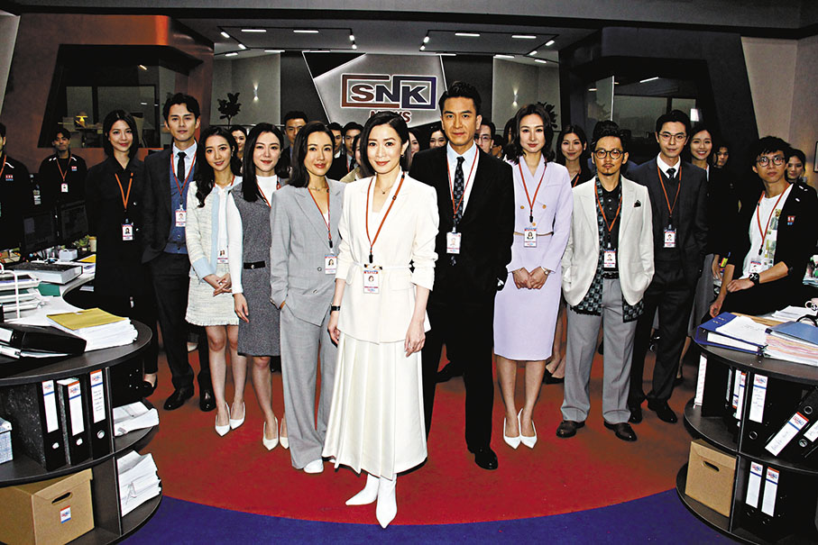 ◆佘詩曼率領《新聞女王》一眾演員昨日於邵氏影城拍攝宣傳片。