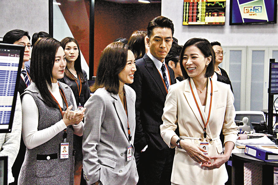 ◆佘詩曼與李施嬅在拍攝現場不時說笑。