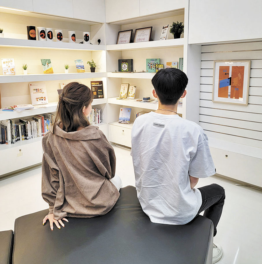 ◆改過自新青年小妍（左）和志康。 香港文匯報記者唐文  攝