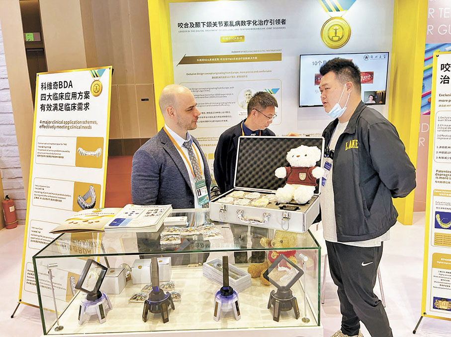 ◆匈牙利展商Lisicky（左一）向中國客商介紹產品。 香港文匯報記者王莉  攝