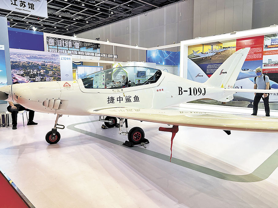 ◆來自捷克的「鯊魚飛機」成博覽會「明星展品」。 香港文匯報記者王莉  攝