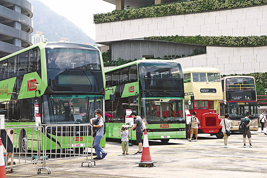 ◆「九巴有請‧體驗日」展出九巴不同型號的巴士，大批巴士迷及市民參觀或拍照留念。 香港文匯報記者北山彥  攝