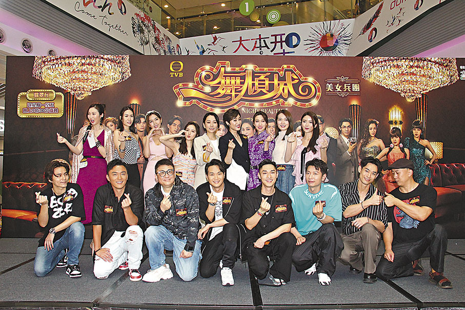 ◆適逢昨日是「520」示愛日子，眾人擺出心形手勢拍照留念。