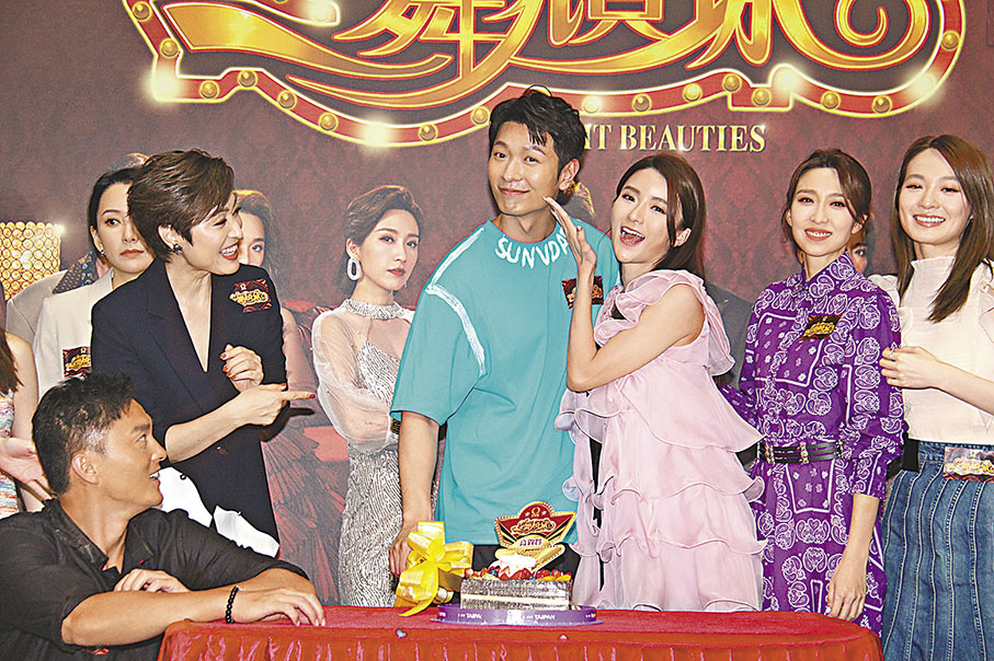 ◆陳星妤做代表向壽星仔高鈞賢獻飛吻。