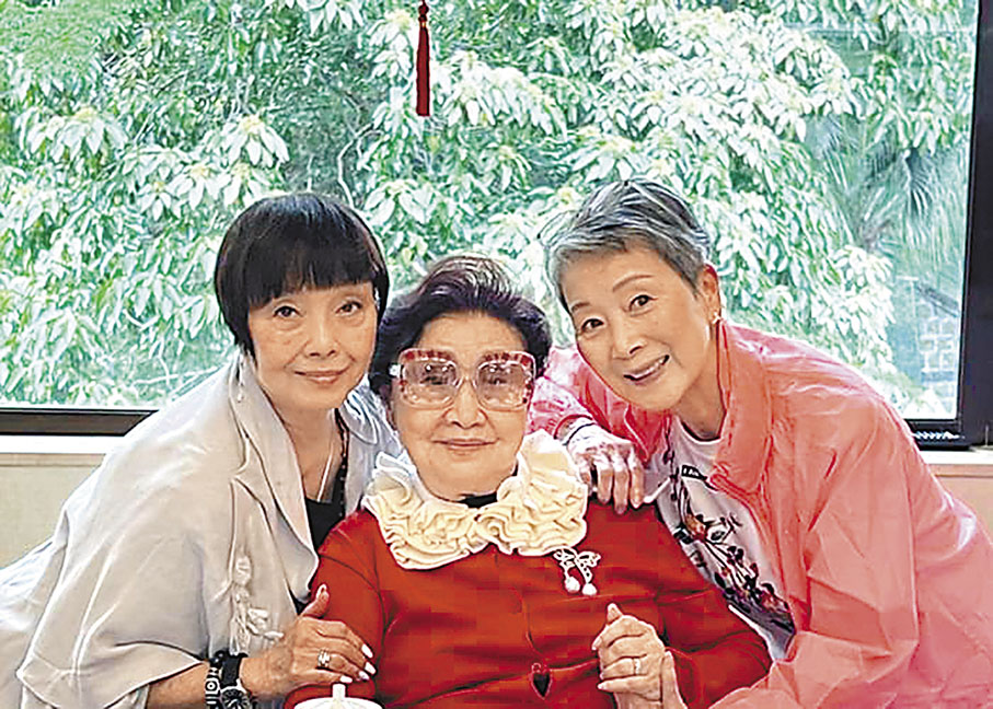 ◆ 白雪仙(中)與陳寶珠(右)和梅雪詩合照。