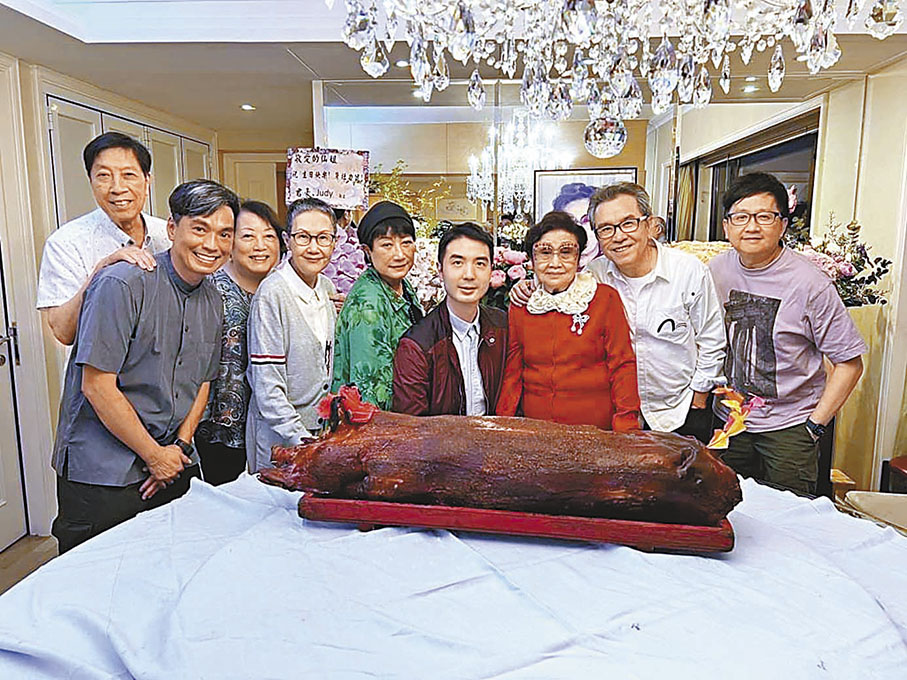 ◆ 白雪仙的生日派對上更準備燒豬。