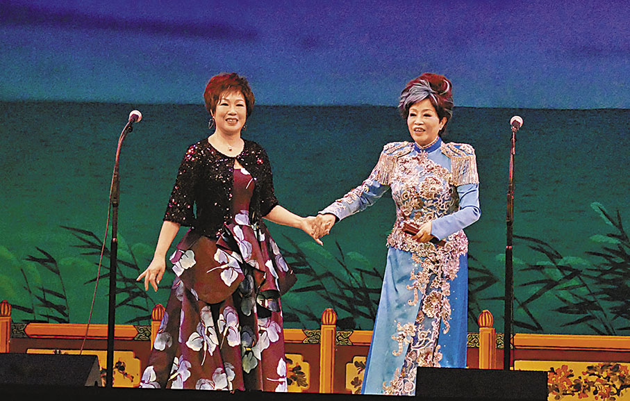 ◆孫鑽麗和鄧美玲合唱都有特別設計的服飾。