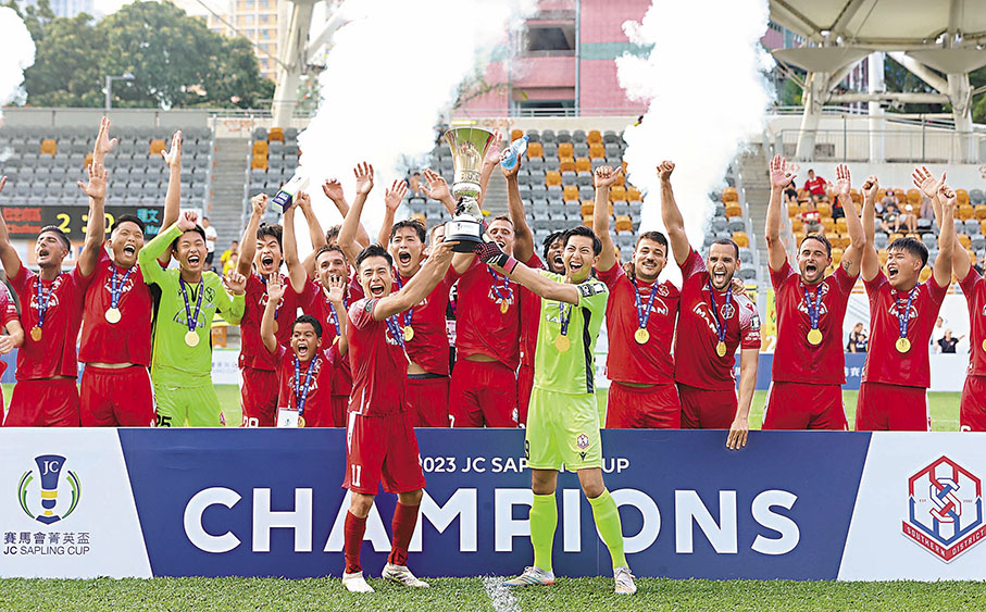 ◆ 佐佐木周與謝德謙（右）為冠忠南區捧起首個冠軍獎盃。