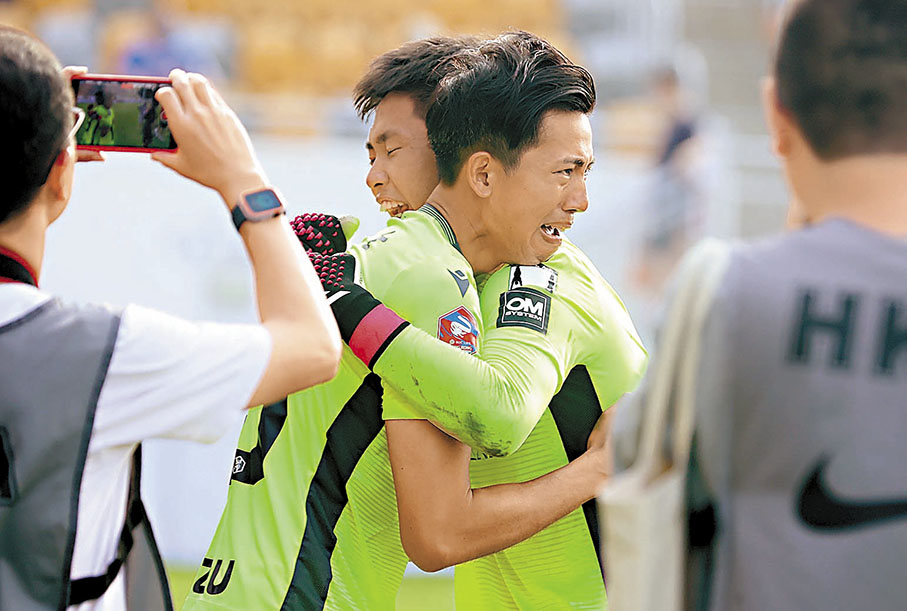 ◆ 謝德謙賽後與接班人伍瑋謙相擁落淚。