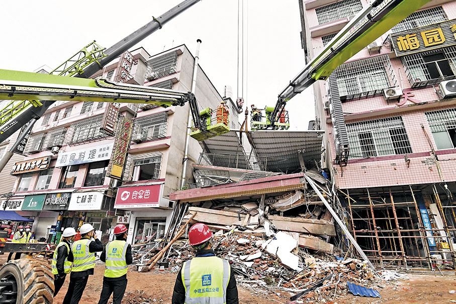 ◆2022年5月1日，救援人員在湖南長沙居民自建房倒塌事故現場進行救援。 資料圖片