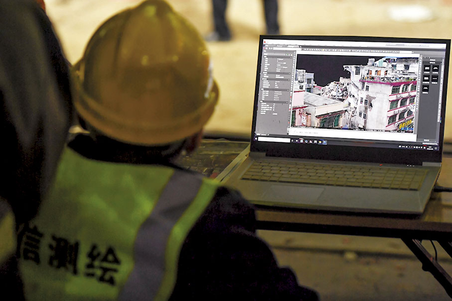 ◆2022年4月30日，救援人員在湖南長沙居民自建房倒塌事故現場對建築進行測繪監測。 資料圖片