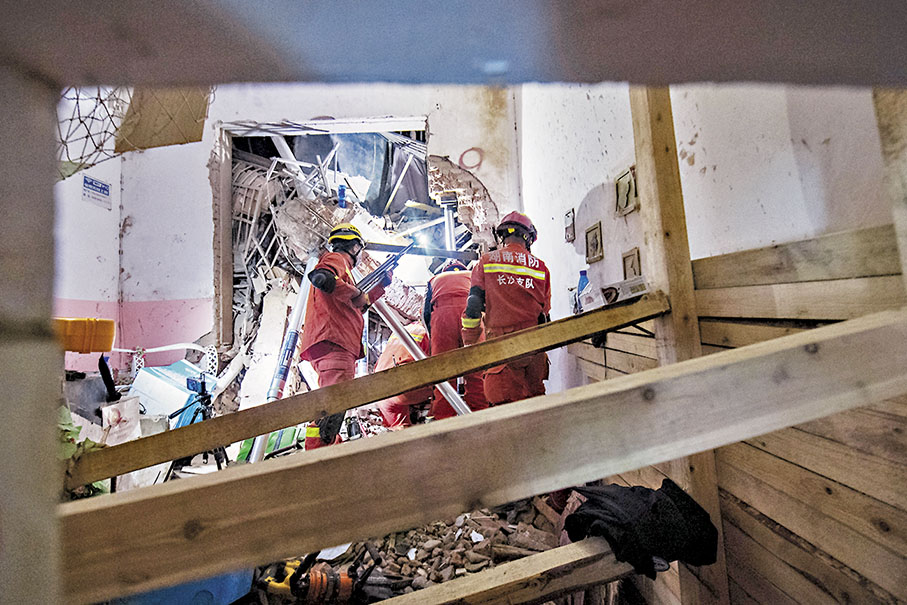 ◆2022年5月1日凌晨，救援人員在事故現場進行救援。 資料圖片