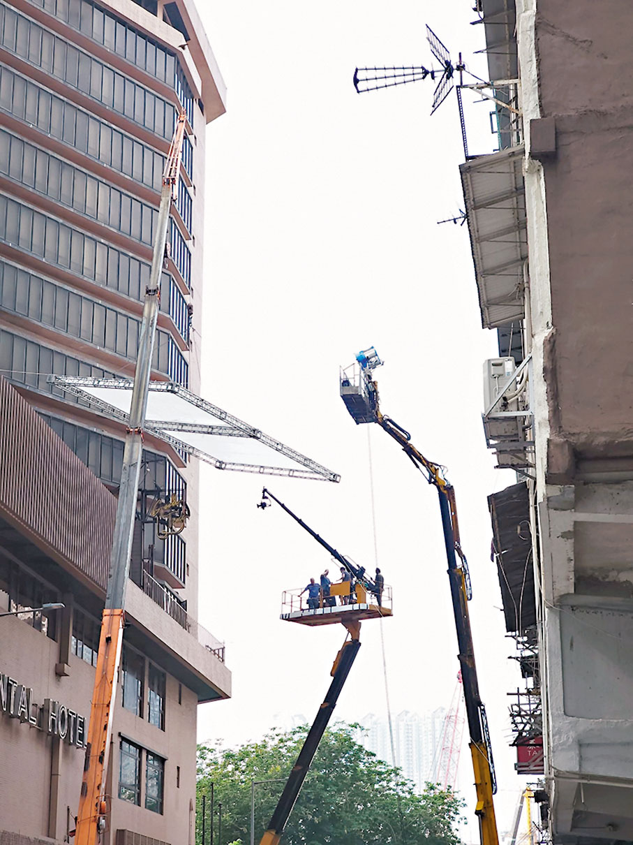 ◆意外前一天，有市民拍攝到多名電影工作人員在裝有搖臂攝影機的升降台上工作。網上圖片