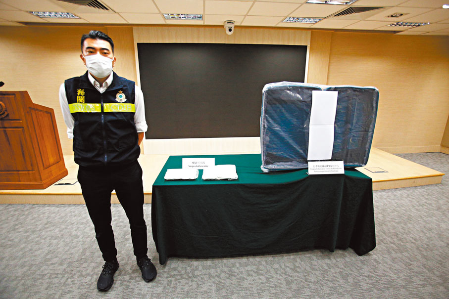 ◆海關在外籍男旅客行李箱夾層內，檢獲市值約240萬元可卡因。