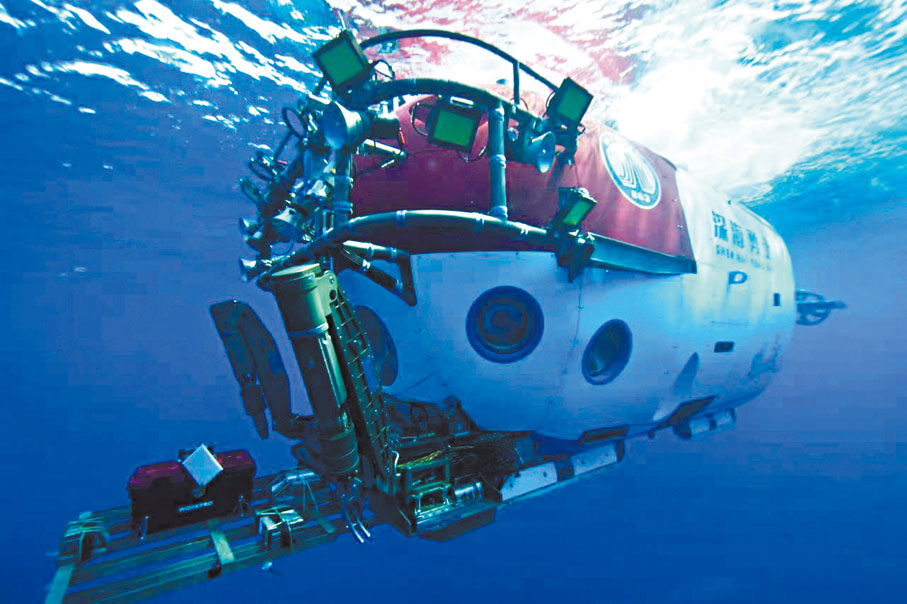 ◆ 去年10月，中國南海西北陸坡約1,500米深度海域發現兩處古代沉船。2023年5月20日，沉船水下永久測繪基點已布放。圖為使用「深海勇士號」載人潛水器進行深海考古作業。 中新社