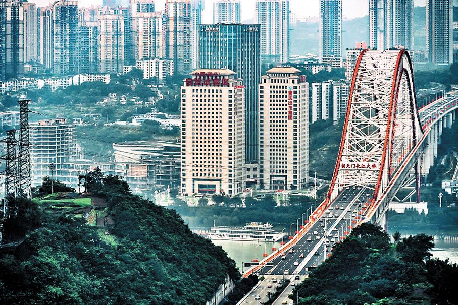 ◆ 長江大橋在廣義上泛指長江幹流上的所有橋樑。圖為重慶朝天門長江大橋。