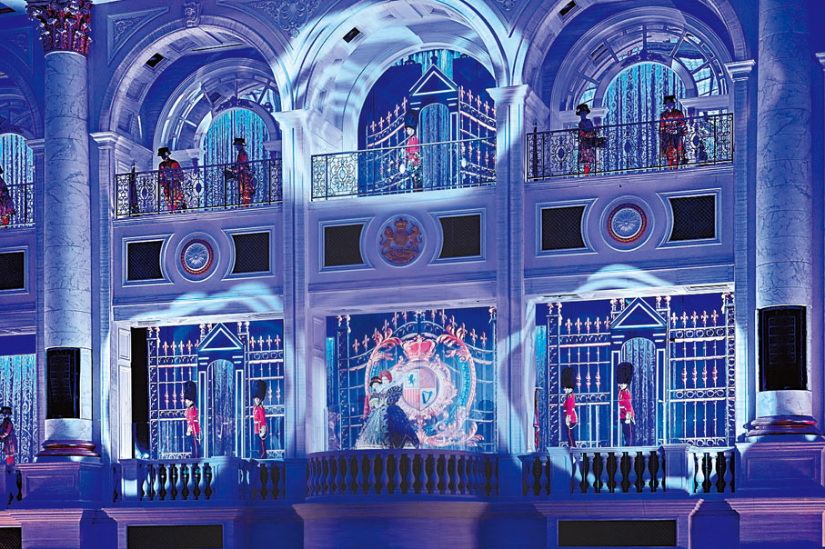 ◆澳門倫敦人呈獻「皇家衛兵換崗」表演，於水晶金殿重現極具英倫特色的儀式盛況。