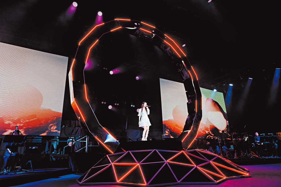 ◆舞台上打造了巨型戒指，配上不同色彩的燈光。