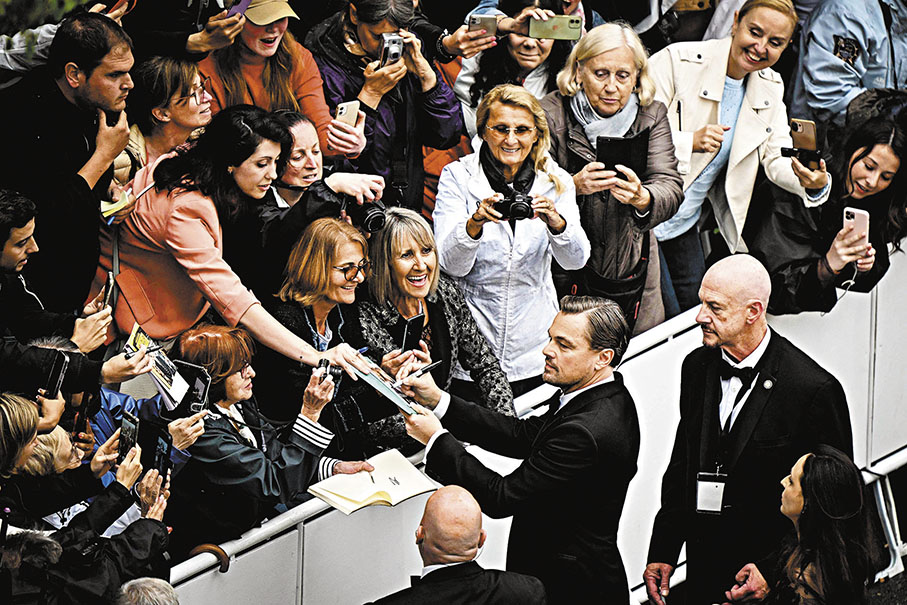 ◆里安納度狄卡比奧為粉絲簽名。  法新社