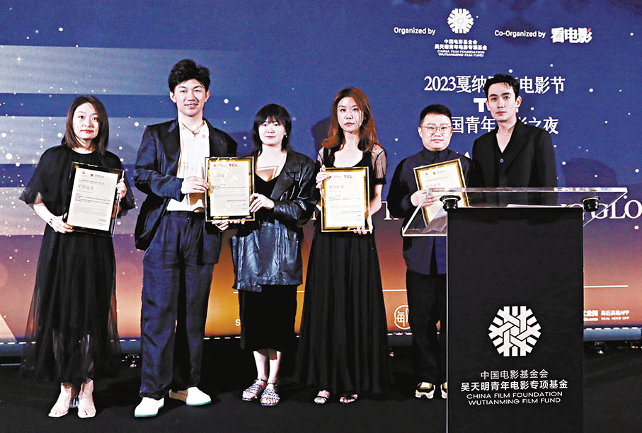◆朱一龍（右一）在「中國青年電影之夜」活動上為《獨行月球》《臍帶》《何處生長》和《屋頂足球》4部影片代表頒發入圍證書。  新華社