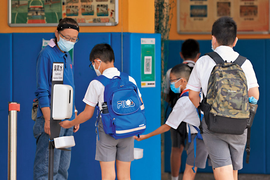 ◆對於近期多間學校爆發上呼吸道感染，劉宇隆認為情況異於尋常，提醒幼童盡快接種流感疫苗。圖為復課後學校設置消毒洗手機等設施，加強學校及學童的清潔衞生。 資料圖片