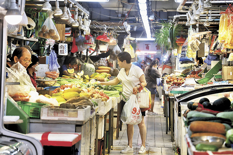 ◆香港上月消費物價指數按年升2.1%。圖為市民於街市購物。 中通社